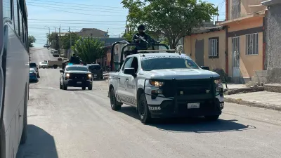 Catean viviendas por homicidio en estacionamiento de centro comercial; hay un detenido