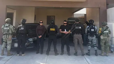 Detienen a dos en operativo federal en vivienda; aseguran armas y vehículos