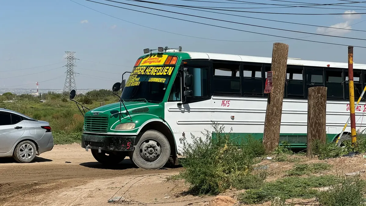 Reparan calles de terracería en El Sauzal por iniciativa de particulares