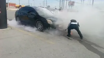 Se incendia auto en estacionamiento de supermercado en Las Torres