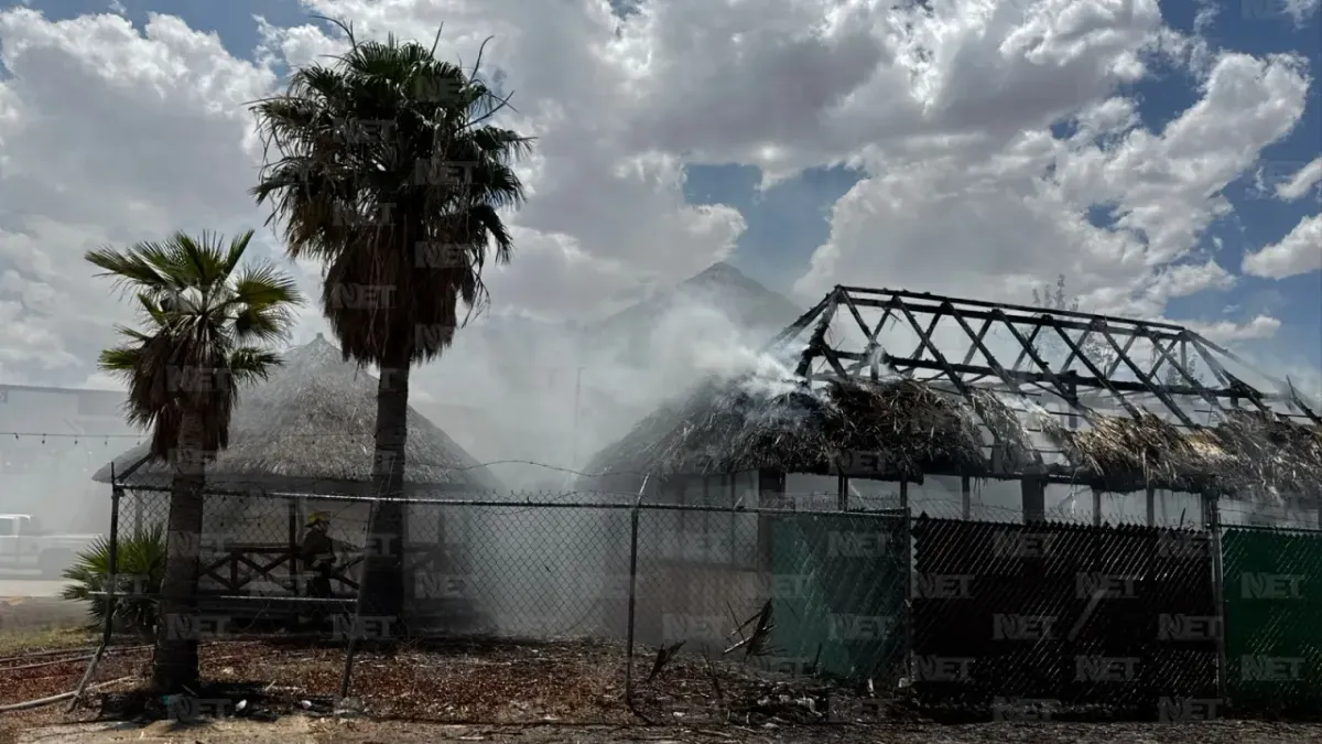 Atienden Bomberos incendio de restaurante en Paseo de la Victoria