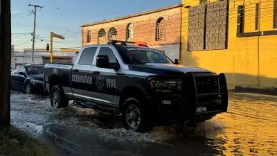 Mantienen cierres viales en 15 puntos de la ciudad por acumulación de agua