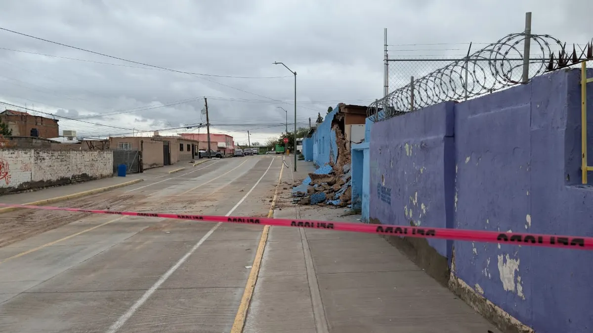 Colapsa barda de escuela Lázaro Cárdenas por humedad tras lluvias