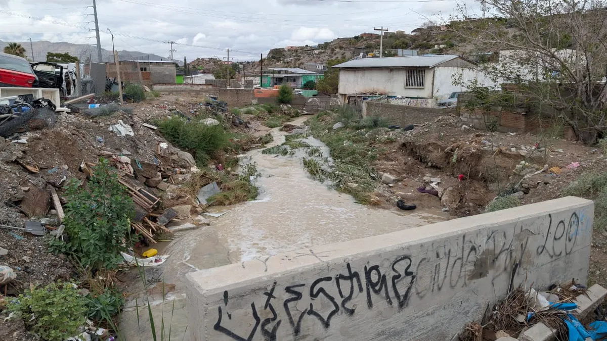 Lluvias arrancan pavimento en la calle Santiago de la colonia Fronteriza