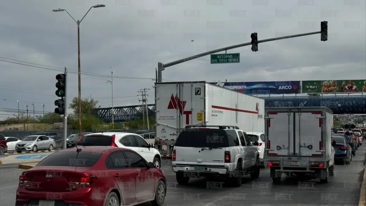 Tráfico complica la movilidad en avenidas principales de Juárez este viernes