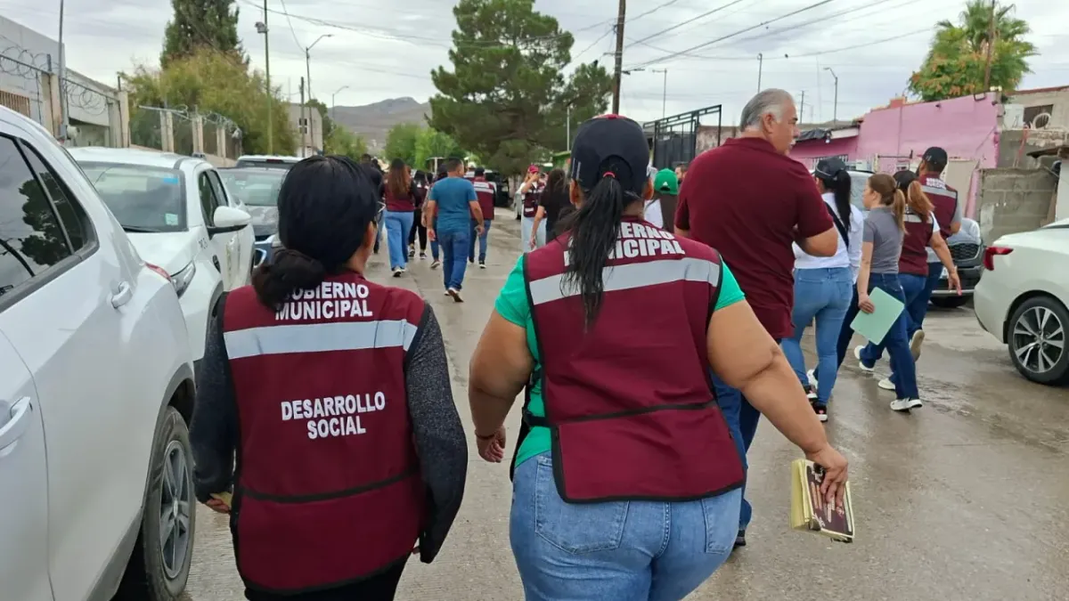 Entregan volantes con medidas preventivas ante lluvias en el norponiente de Juárez