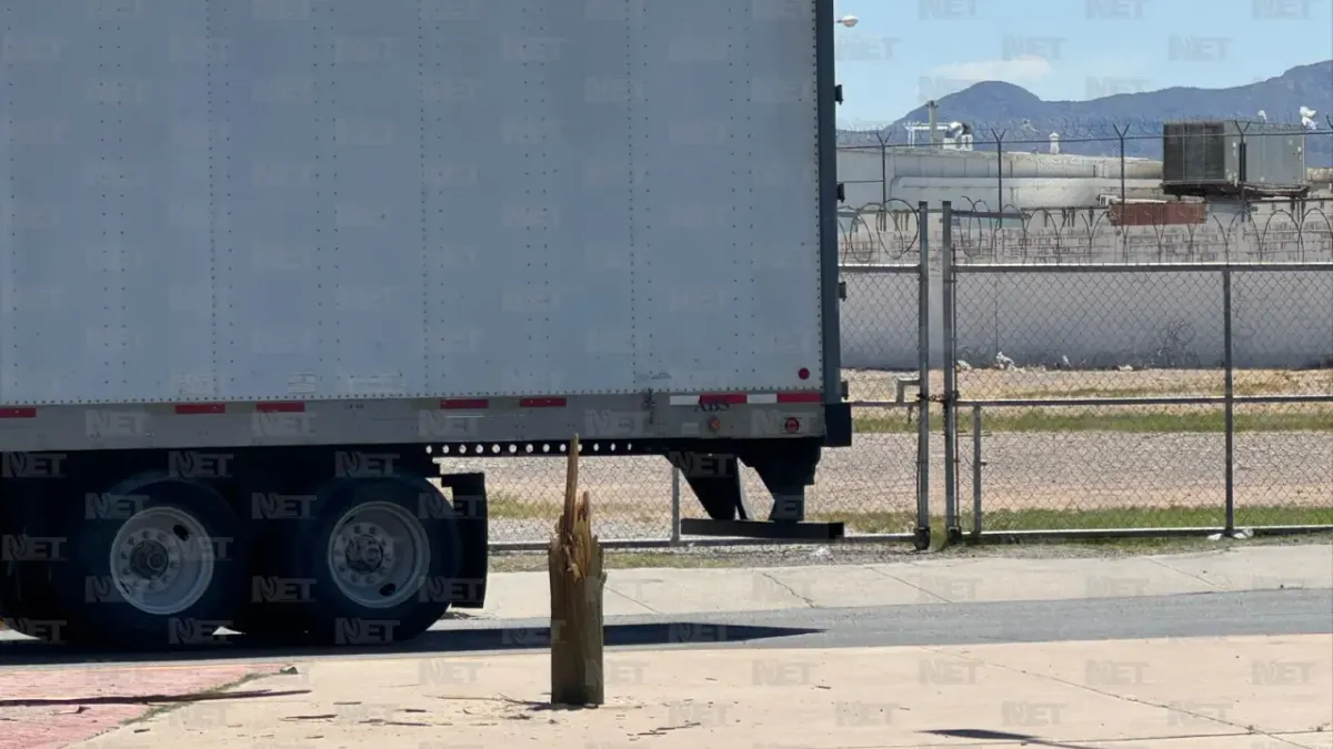 Tráiler derriba tres postes frente al Parque de la Familia
