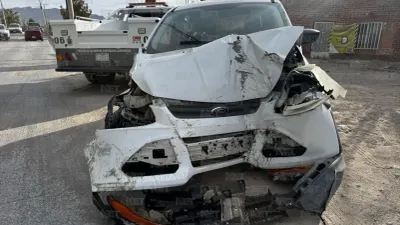 Dos menores toman camionetas sin permiso y chocan contra vivienda