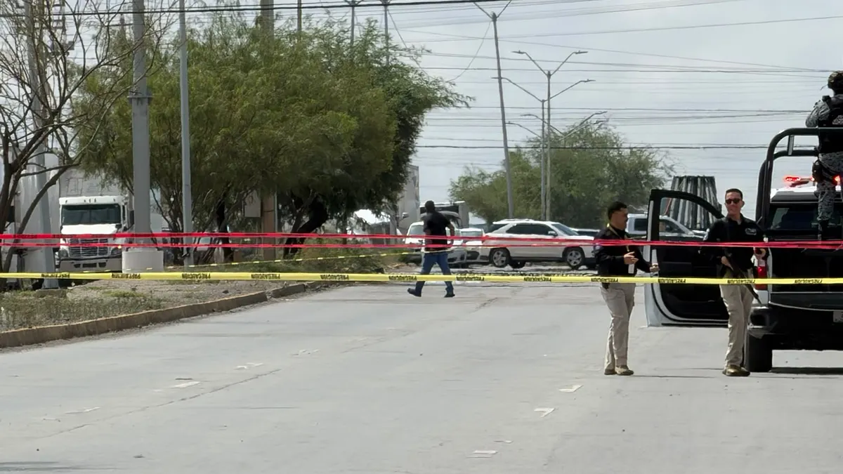 Robo de camioneta desata persecución y balacera sobre Óscar Flores