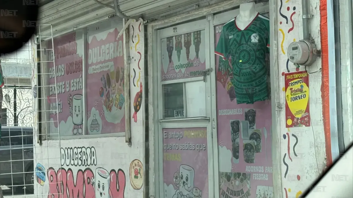 Compran aficionados jerseys y botanas antes del debut de México en el Mundial