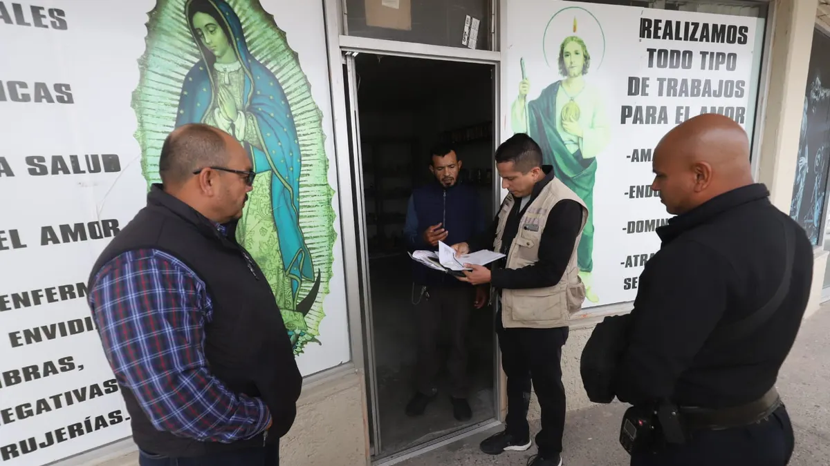 Aplican sanción económica y suspensión a negocio por lonas sin permiso