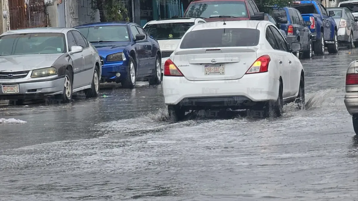 Reportan encharcamientos en varias avenidas de Juárez tras lluvias