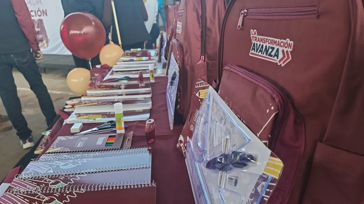 Entregan mochilas y útiles escolares en primaria de Anapra