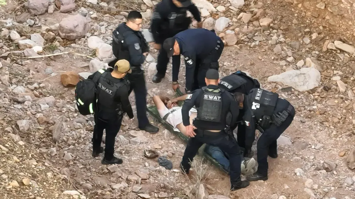 Rescatan a trailero tras volcadura en la carretera Chihuahua-Cuauhtémoc