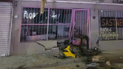 Conductora pierde el control de Mustang y se estrella contra locales