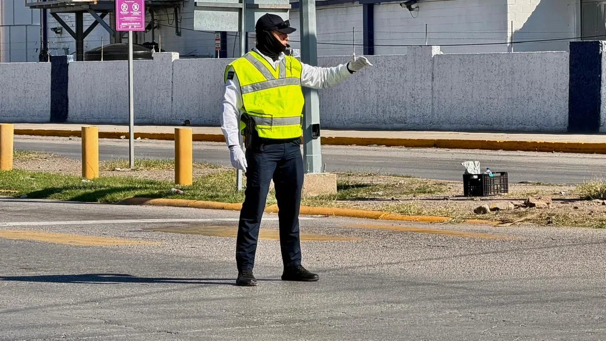 Controla agentes tráfico en Pérez Serna y Hermanos Escobar por falta de semáforos