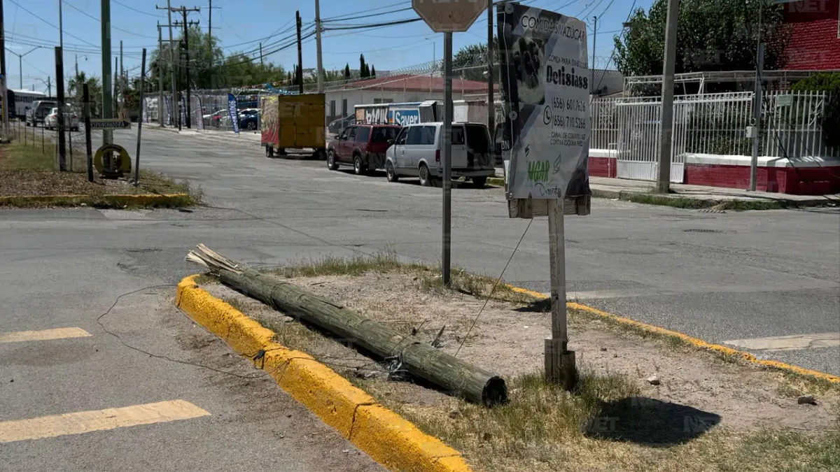 Tráiler derriba tres postes frente al Parque de la Familia
