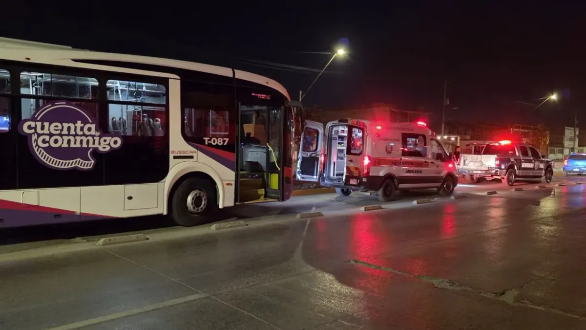 Choque entre Juárez Bus y auto deja mujer y niño lesionados en Zaragoza