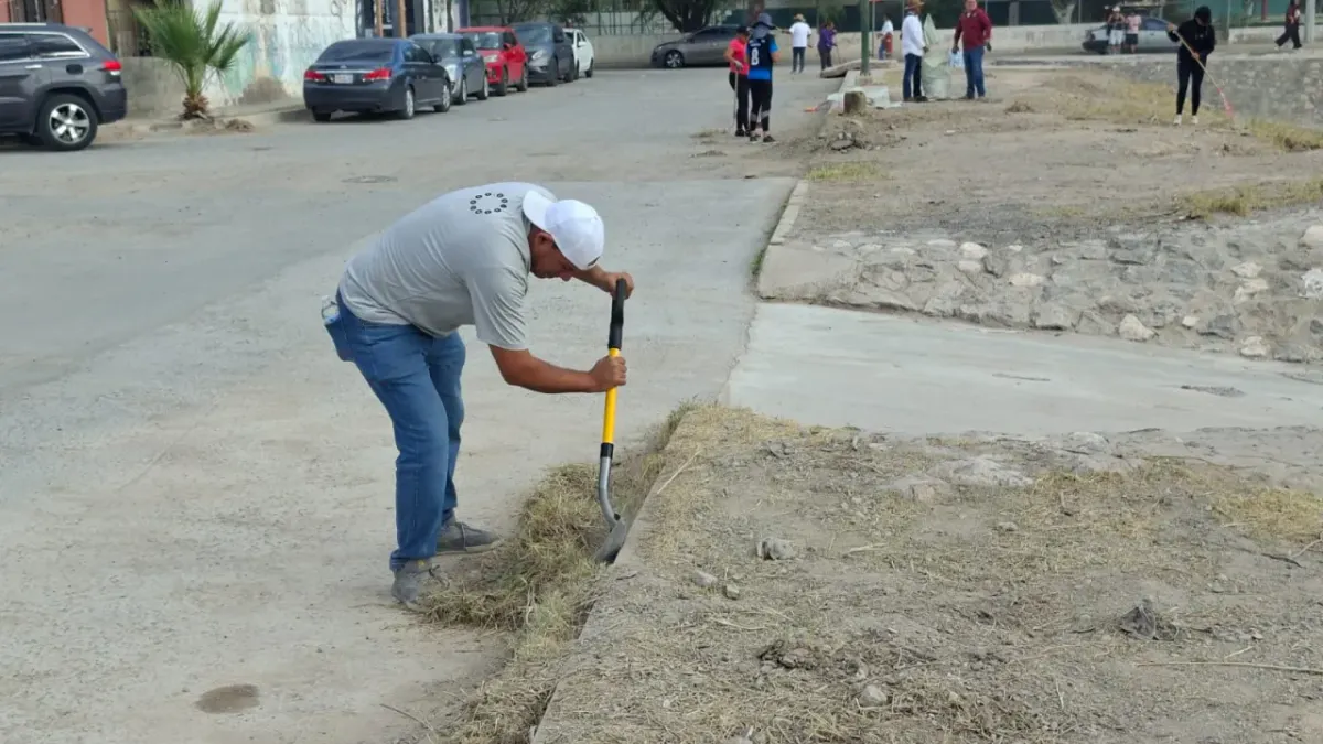 Retira 'Juárez Amanece Limpio' toneladas de basura en colonias del suroriente