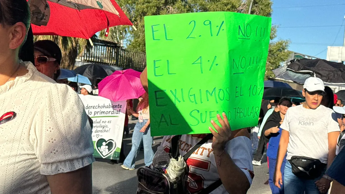 Trabajadores del IMSS rechazan aumento salarial y salen a las calles en Juárez