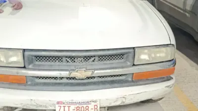 Camioneta se queda sin frenos y choca contra tienda en la Manuel J. Clouthier