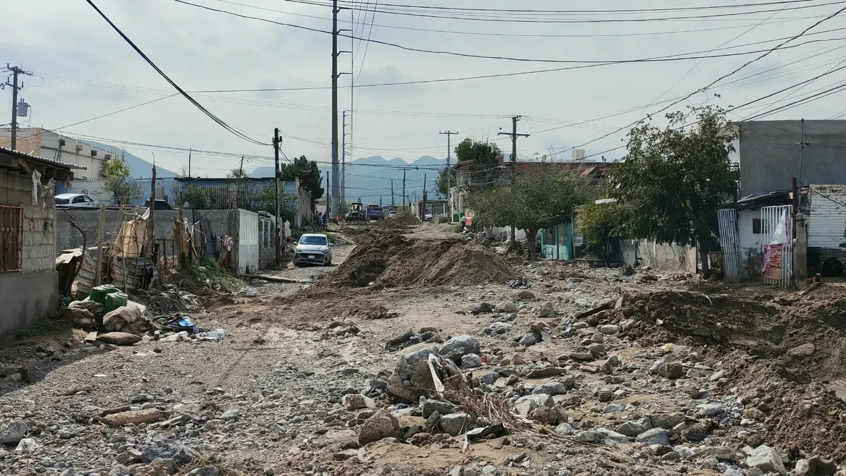 Vecinos de la Francisco Sarabia exigen frenar deslaves en la calle Santiago