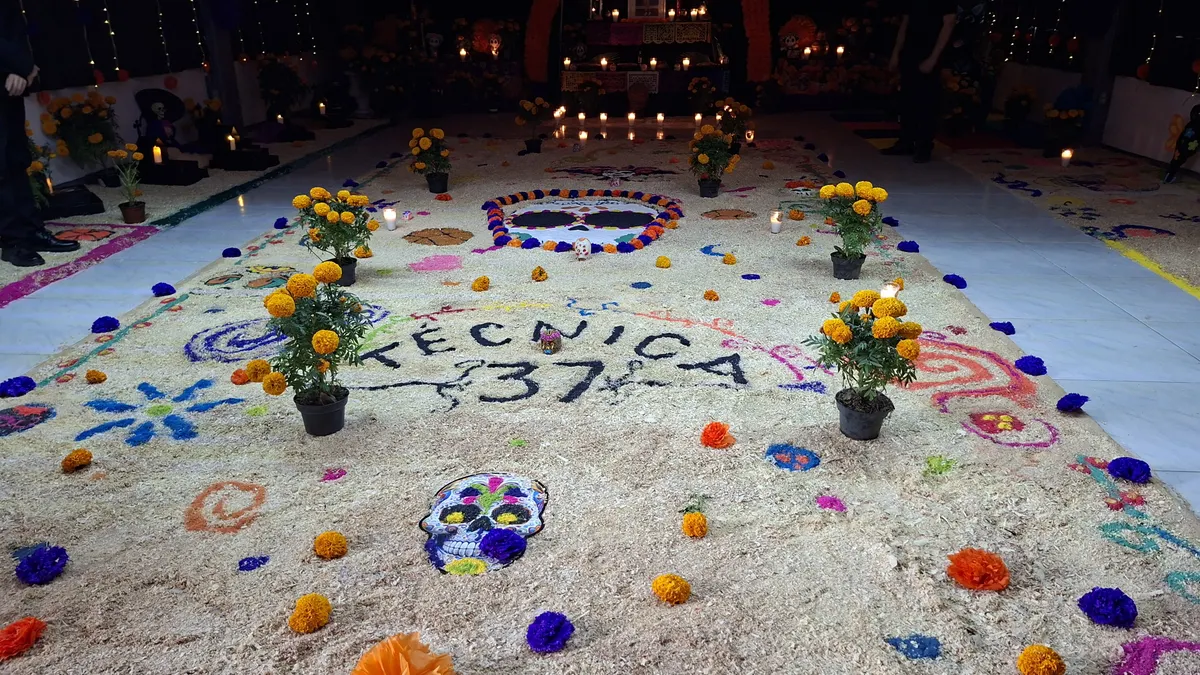 Instalan altar de Día de Muertos en honor a Bertha Chiu en Secundaria Técnica 37