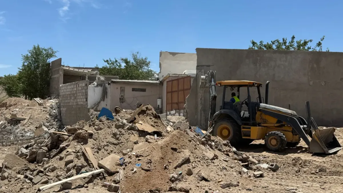 Demuelen 3 casas más en Anapra como parte de operativo fronterizo
