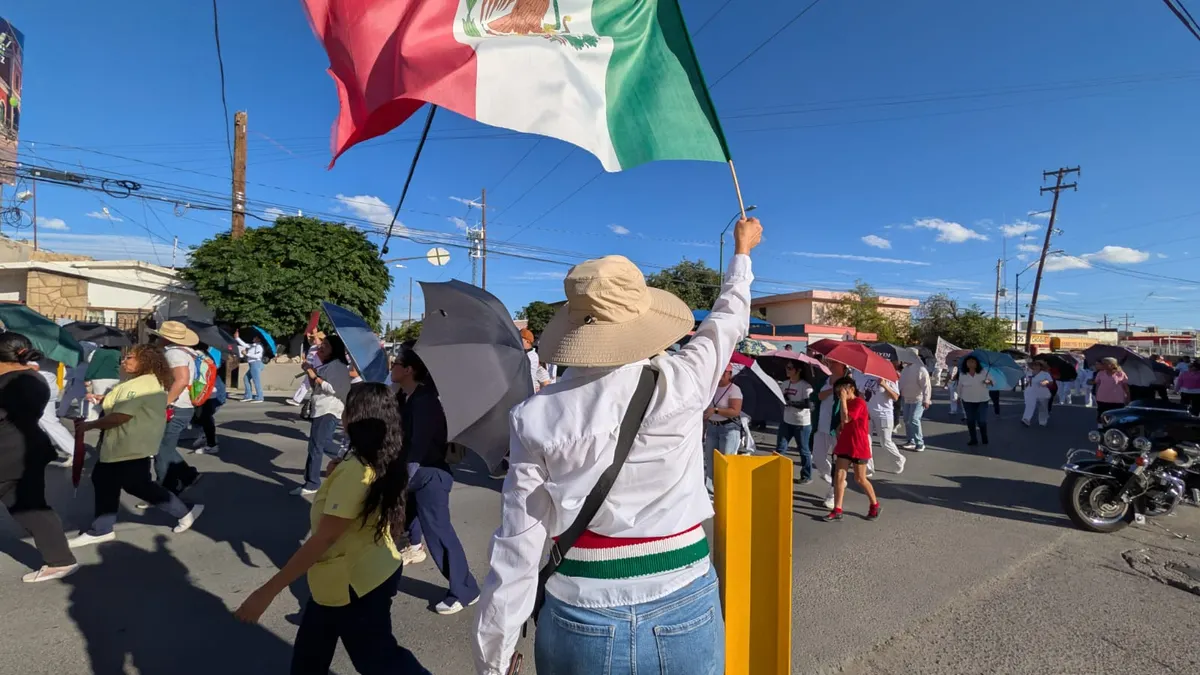 Más de mil trabajadores del IMSS marchan en Juárez; exigen aumento salarial e insumos