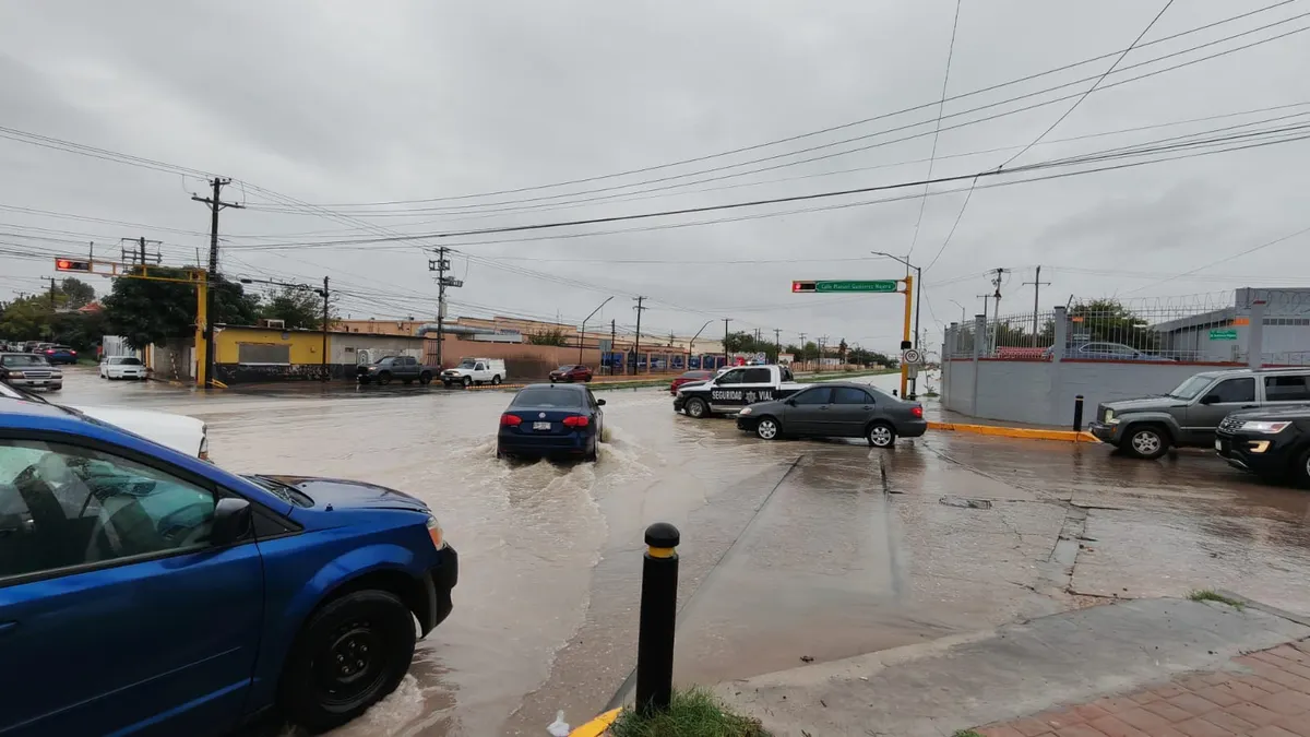 Cierran todos los carriles del eje vial Juan Gabriel por encharcamiento