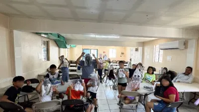 Dona TotalGas más de 150 pares de tenis a niños de casa hogar en Juárez