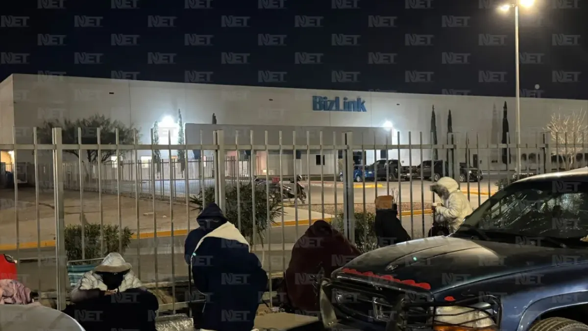 Acampan frente a maquiladora para contratación por la mañana
