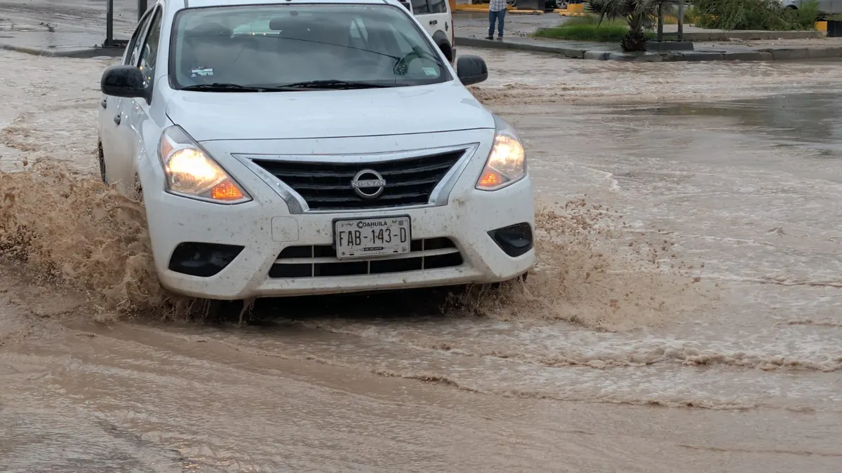 Se registran encharcamientos en avenida de los Aztecas y calle Cemento