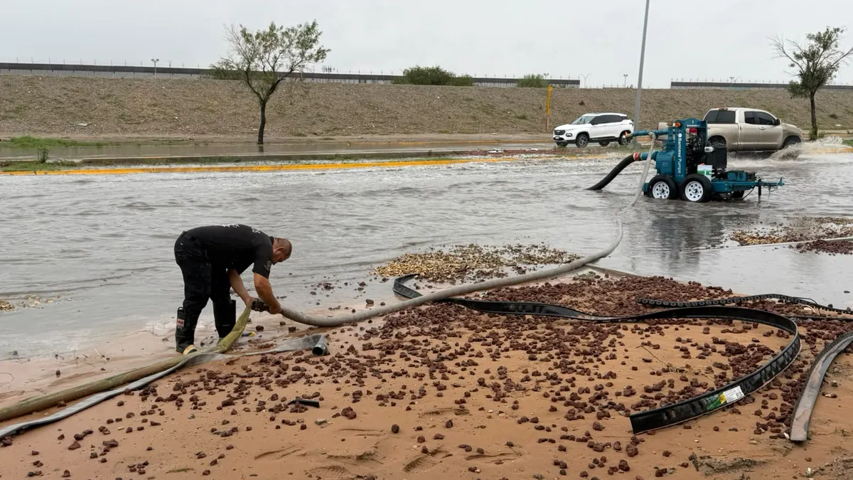 Despliega Protección Civil motobombas para retirar agua en calles principales