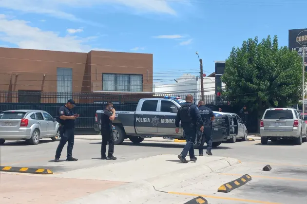 Persecución deja detenidos y dos vehículos asegurados en la Gómez Morín