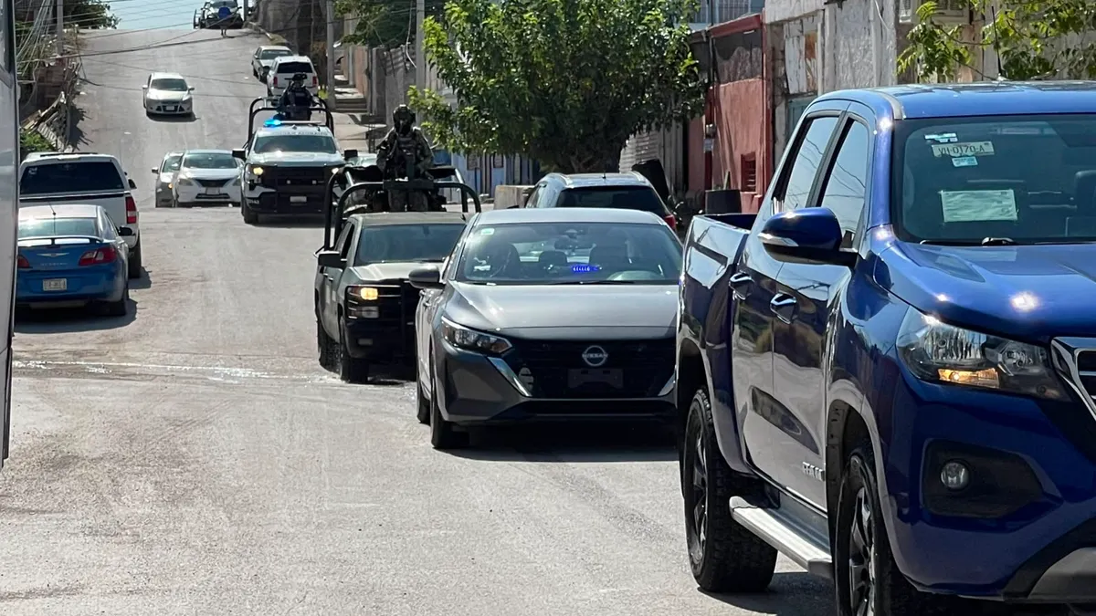 Catean viviendas por homicidio en estacionamiento de centro comercial; hay un detenido