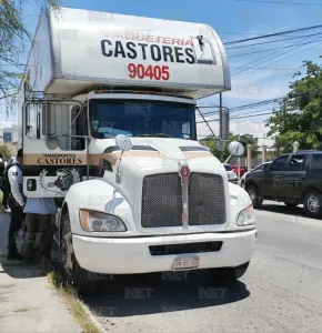 Provoca camión de carga choque al dar vuelta imprudente en Hermanos Escobar
