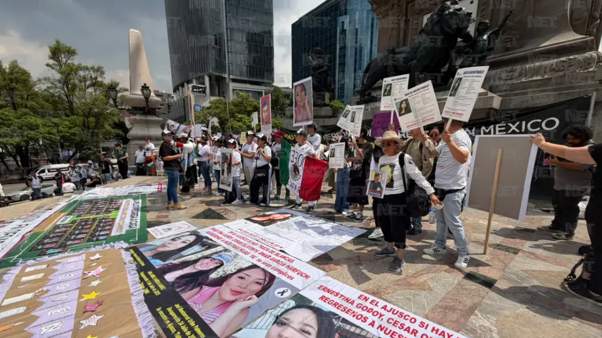 Colocan colectivos fichas de desaparecidos en el Ángel de la Independencia