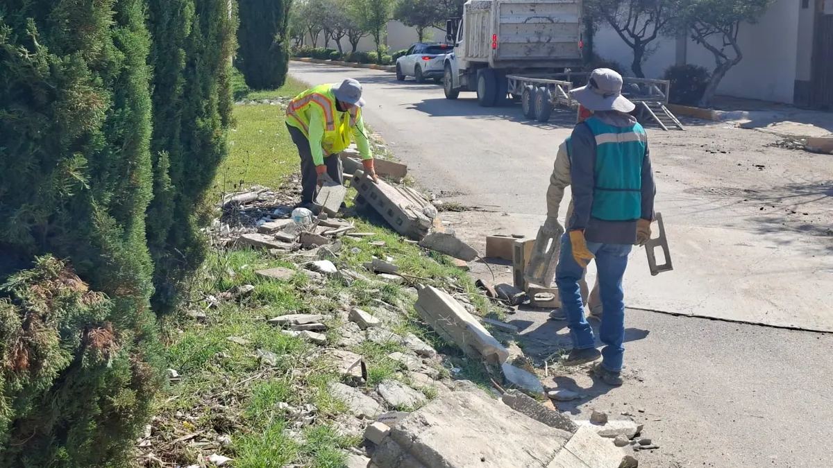 Retiran escombros y basura del dique en Gardeno para evitar desbordes