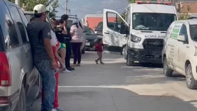 Mujer queda atrapada en segundo piso durante incendio y vecinos la rescatan