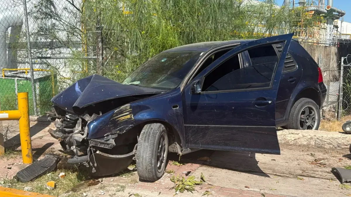 Pierde control del volante y choca contra barrera de contención en la J. Bermúdez