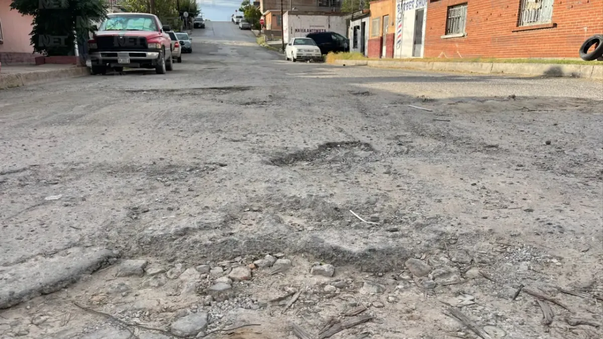 Vecinos solicitan rehabilitación de calle con baches severos en la San Antonio
