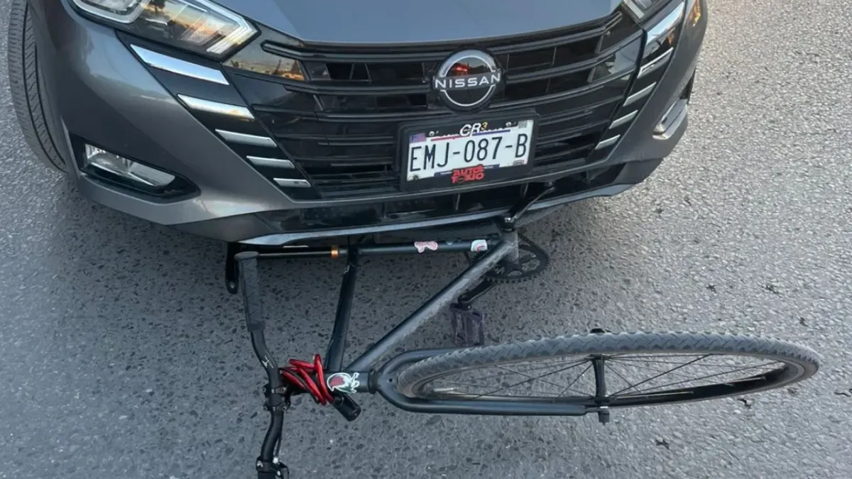Ciclista resulta lesionada tras ser chocada por un auto