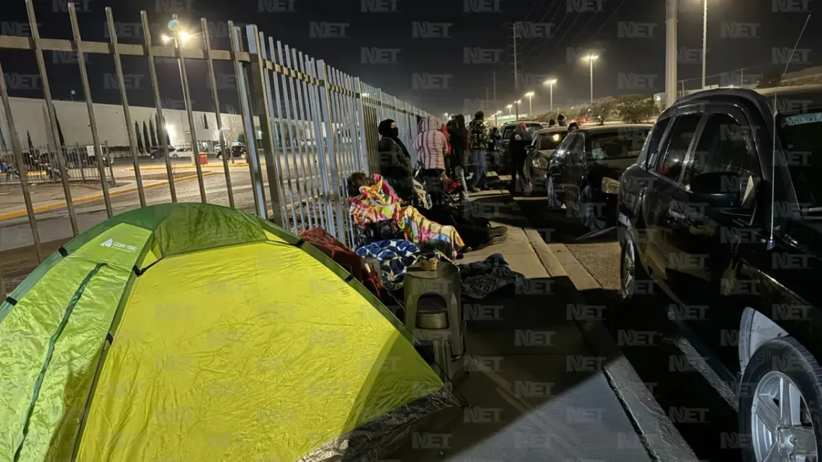 Acampan frente a maquiladora para contratación por la mañana