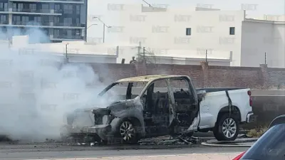 Se incendia camioneta Chevrolet Silverado en bulevar Independencia