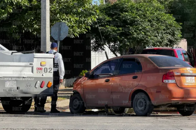 Mujer es trasladada a hospital tras fuerte choque en la Insurgentes
