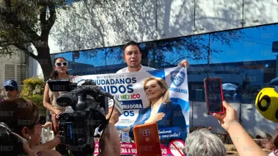 Manifestantes respaldan a Maru Campos afuera de la FGR en Chihuahua