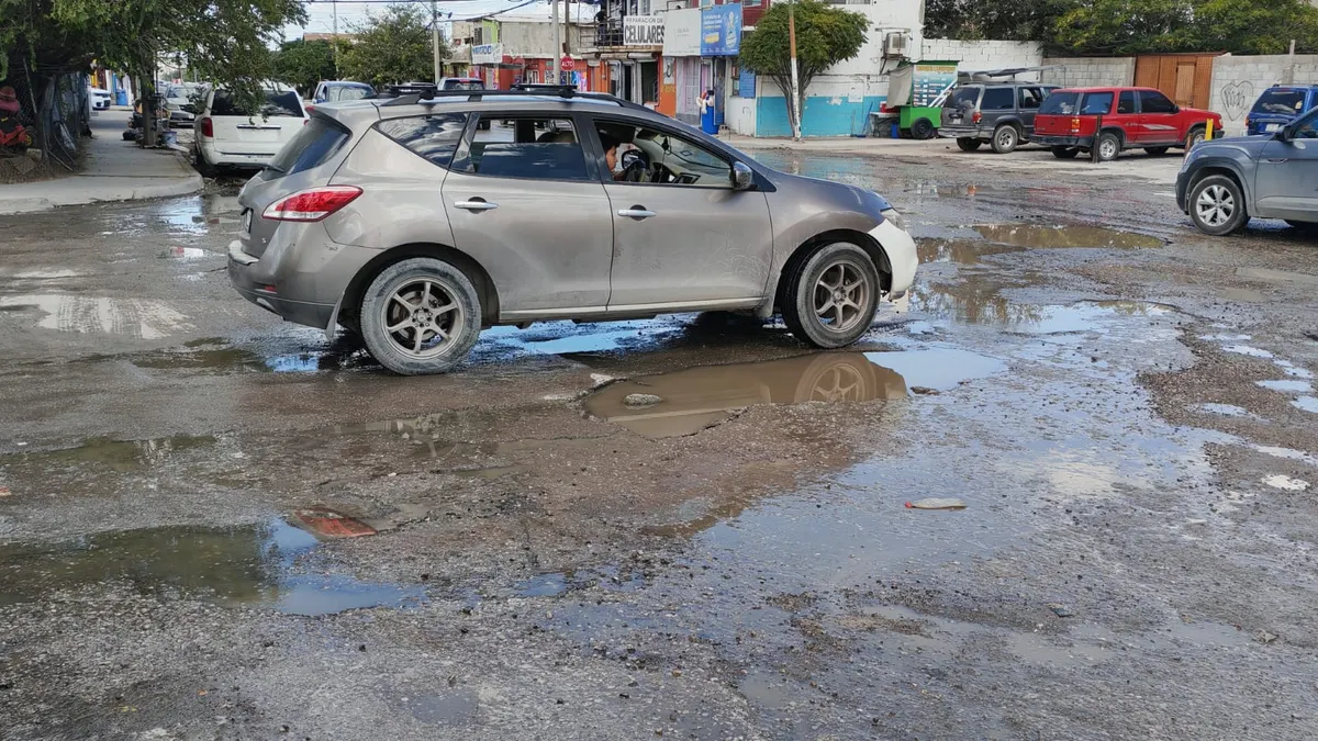 Piden vecinos de Eco 2000 reparación de calles afectadas por fuga de agua