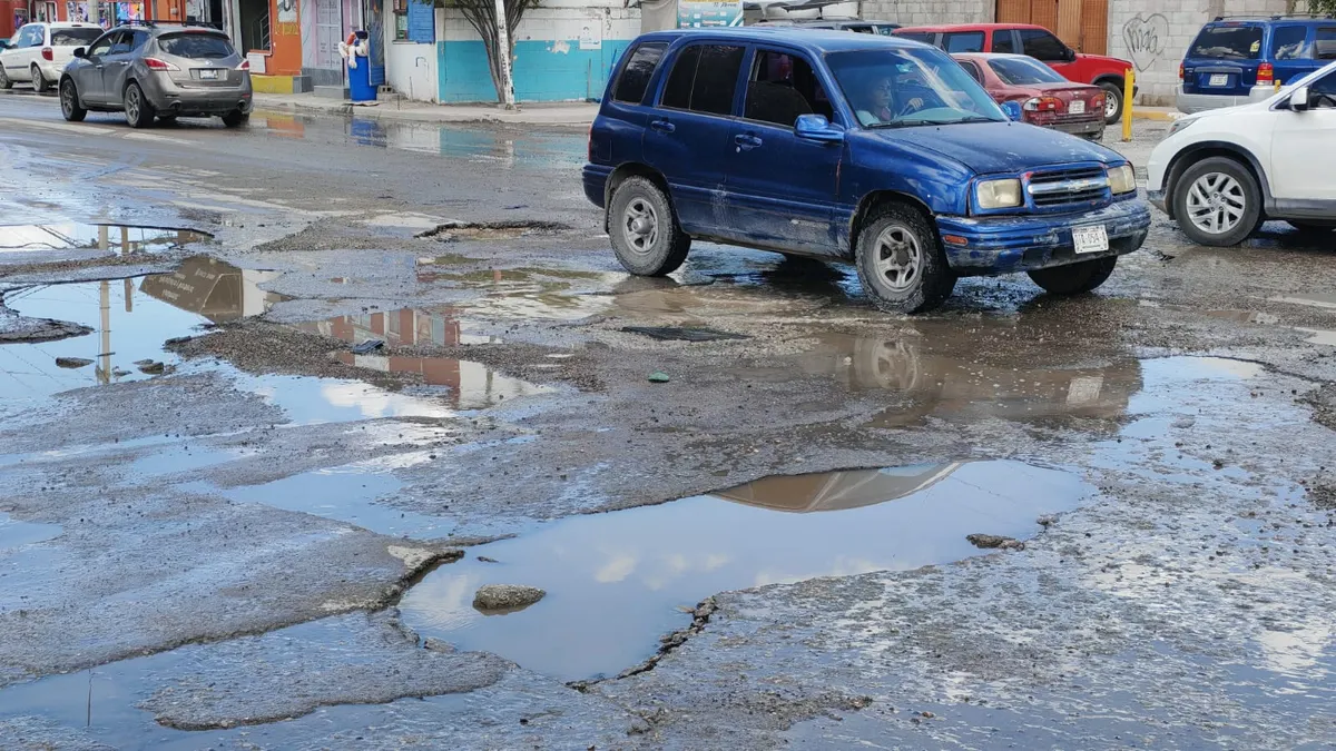 Piden vecinos de Eco 2000 reparación de calles afectadas por fuga de agua