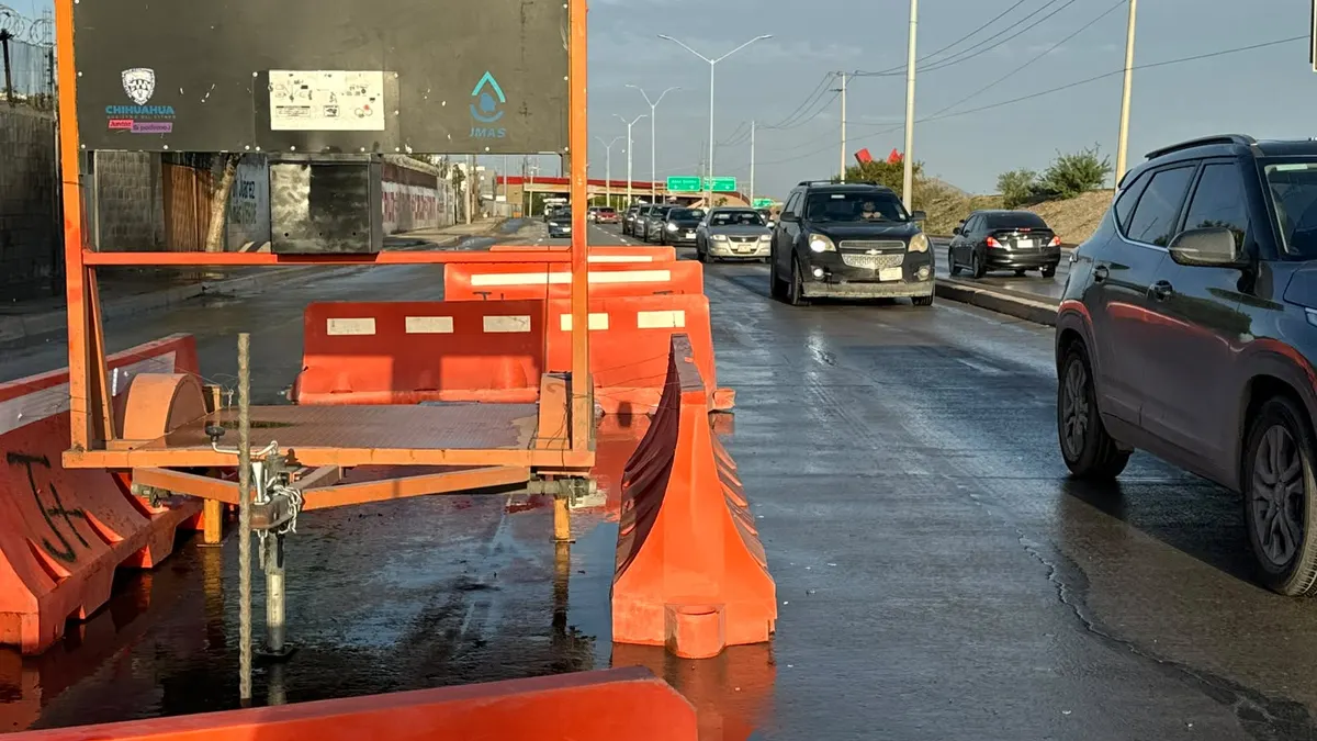 Cierran carril central del Juan Pablo II por nuevo hundimiento